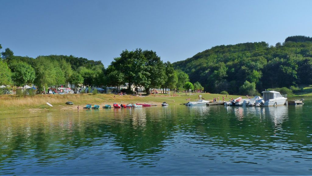 Camping en Aveyron au bord d'un Lac - Kamperen Bij het meer - Campground by the lake